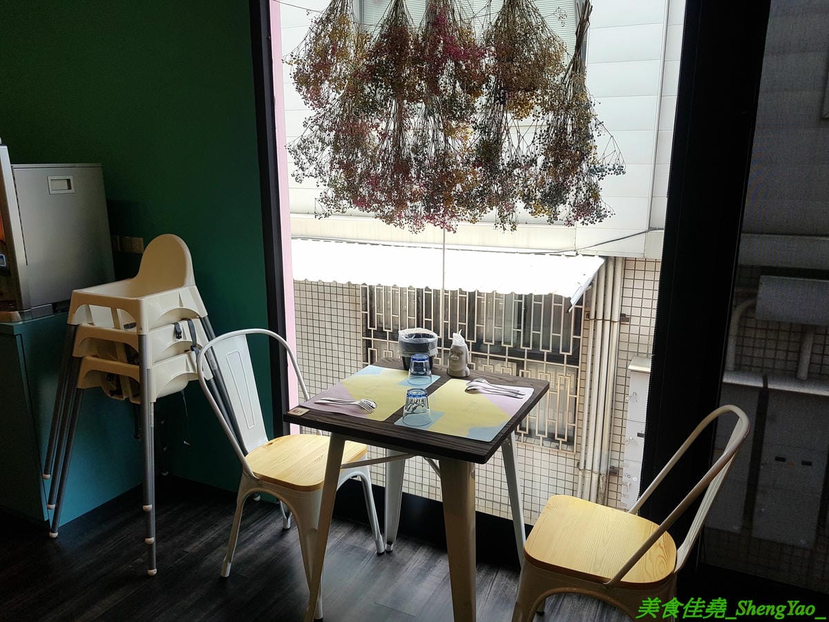 [彰化]與你見麵 – 彰化超夢幻貨櫃屋餐廳,粉色系美美外觀,彩繪販賣機大門,2樓還有夜晚星光閃亮玻璃屋,店內店外好幾處適合拍照,餐點精緻口味不俗,波士頓龍蝦義大利麵超霸氣,5/31前來店打卡分