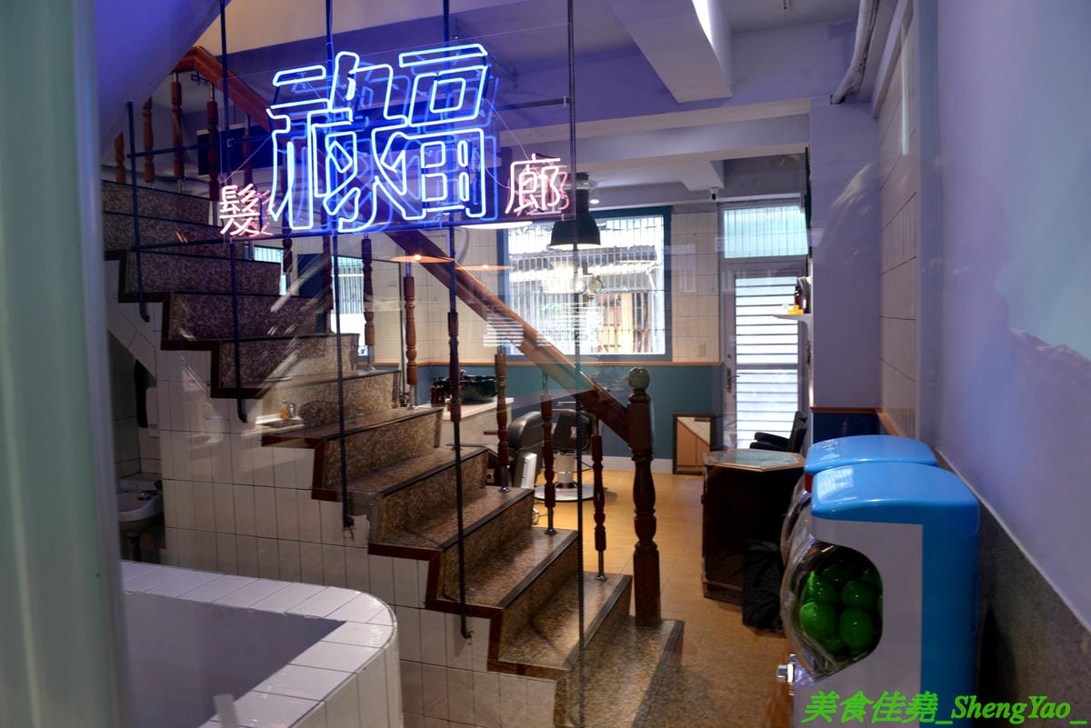[台中西區]CHILLDOG – 台中新開的平價熱狗堡專賣店,老宅風格裝潢結合理髮廳,”冰淇淋熱狗堡”全台中首見,熱狗堡麵包不夾熱狗改夾香草牛奶冰淇淋,冰冰熱熱衝突口感超特別,墨西哥辣肉醬熱狗堡也