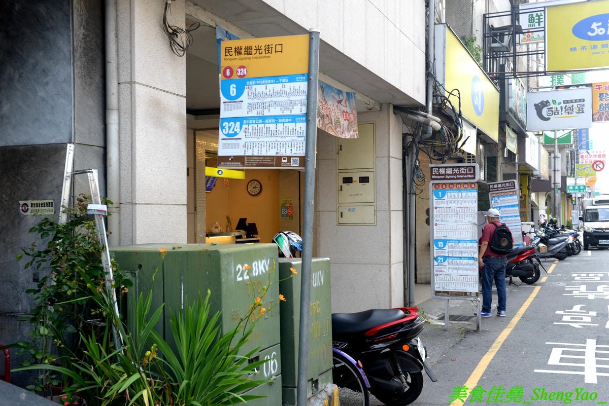 [台中西區]CHILLDOG – 台中新開的平價熱狗堡專賣店,老宅風格裝潢結合理髮廳,”冰淇淋熱狗堡”全台中首見,熱狗堡麵包不夾熱狗改夾香草牛奶冰淇淋,冰冰熱熱衝突口感超特別,墨西哥辣肉醬熱狗堡也