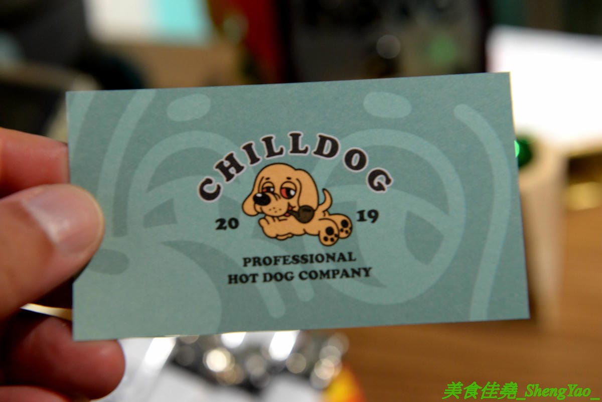 [台中西區]CHILLDOG – 台中新開的平價熱狗堡專賣店,老宅風格裝潢結合理髮廳,”冰淇淋熱狗堡”全台中首見,熱狗堡麵包不夾熱狗改夾香草牛奶冰淇淋,冰冰熱熱衝突口感超特別,墨西哥辣肉醬熱狗堡也
