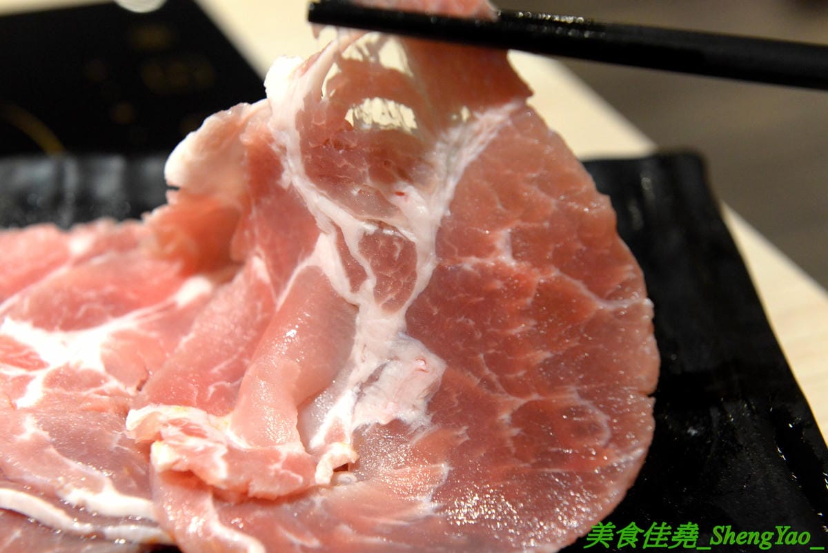 [台中沙鹿]伊藤鍋家 – 沙鹿新品牌連鎖小火鍋,鍋物精緻且平價,價格150元起,用電磁爐非酒精燈,肉品新鮮現切非冷凍捲肉片,店內還有賣多種手搖茶飲、現打果汁和冰沙,湯頭還不錯,韓式辣牛肉鍋有