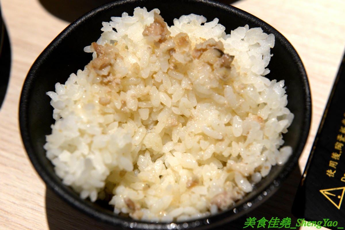 [台中沙鹿]伊藤鍋家 – 沙鹿新品牌連鎖小火鍋,鍋物精緻且平價,價格150元起,用電磁爐非酒精燈,肉品新鮮現切非冷凍捲肉片,店內還有賣多種手搖茶飲、現打果汁和冰沙,湯頭還不錯,韓式辣牛肉鍋有