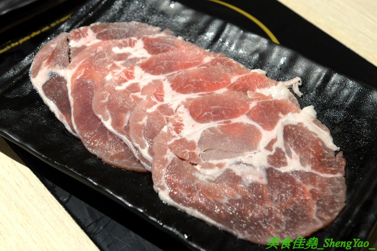 [台中沙鹿]伊藤鍋家 – 沙鹿新品牌連鎖小火鍋,鍋物精緻且平價,價格150元起,用電磁爐非酒精燈,肉品新鮮現切非冷凍捲肉片,店內還有賣多種手搖茶飲、現打果汁和冰沙,湯頭還不錯,韓式辣牛肉鍋有