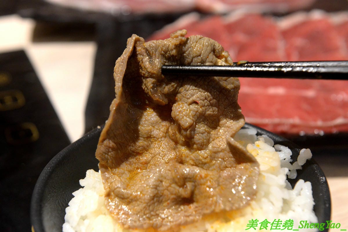 [台中沙鹿]伊藤鍋家 – 沙鹿新品牌連鎖小火鍋,鍋物精緻且平價,價格150元起,用電磁爐非酒精燈,肉品新鮮現切非冷凍捲肉片,店內還有賣多種手搖茶飲、現打果汁和冰沙,湯頭還不錯,韓式辣牛肉鍋有