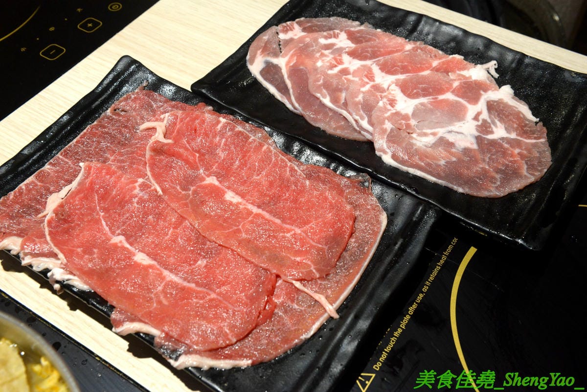 [台中沙鹿]伊藤鍋家 – 沙鹿新品牌連鎖小火鍋,鍋物精緻且平價,價格150元起,用電磁爐非酒精燈,肉品新鮮現切非冷凍捲肉片,店內還有賣多種手搖茶飲、現打果汁和冰沙,湯頭還不錯,韓式辣牛肉鍋有