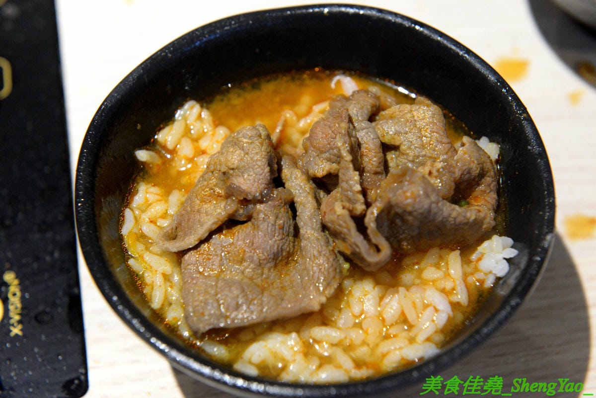 [台中沙鹿]伊藤鍋家 – 沙鹿新品牌連鎖小火鍋,鍋物精緻且平價,價格150元起,用電磁爐非酒精燈,肉品新鮮現切非冷凍捲肉片,店內還有賣多種手搖茶飲、現打果汁和冰沙,湯頭還不錯,韓式辣牛肉鍋有