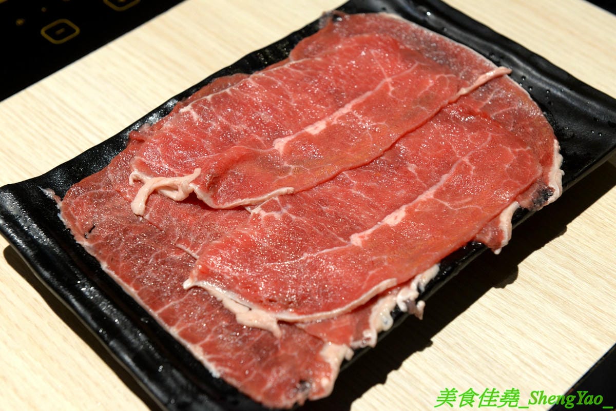 [台中沙鹿]伊藤鍋家 – 沙鹿新品牌連鎖小火鍋,鍋物精緻且平價,價格150元起,用電磁爐非酒精燈,肉品新鮮現切非冷凍捲肉片,店內還有賣多種手搖茶飲、現打果汁和冰沙,湯頭還不錯,韓式辣牛肉鍋有