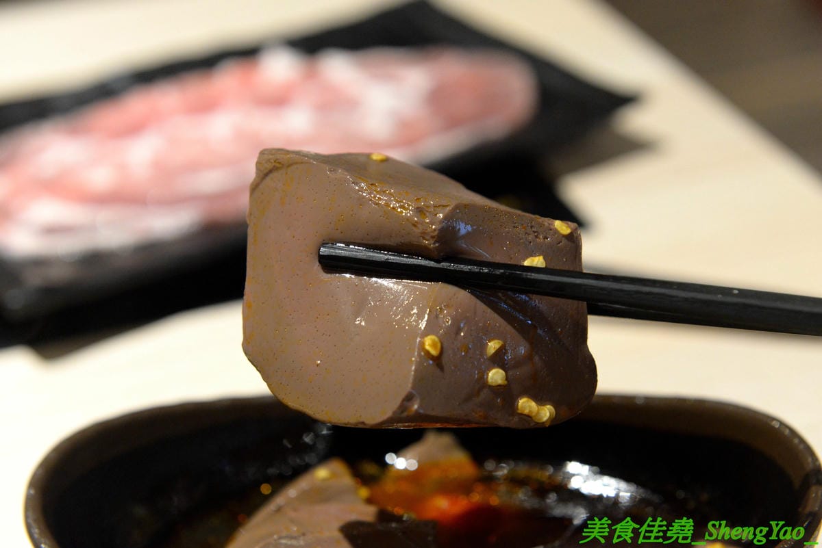 [台中沙鹿]伊藤鍋家 – 沙鹿新品牌連鎖小火鍋,鍋物精緻且平價,價格150元起,用電磁爐非酒精燈,肉品新鮮現切非冷凍捲肉片,店內還有賣多種手搖茶飲、現打果汁和冰沙,湯頭還不錯,韓式辣牛肉鍋有
