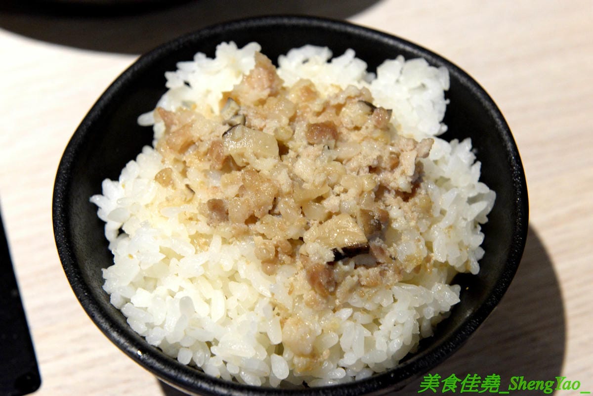 [台中沙鹿]伊藤鍋家 – 沙鹿新品牌連鎖小火鍋,鍋物精緻且平價,價格150元起,用電磁爐非酒精燈,肉品新鮮現切非冷凍捲肉片,店內還有賣多種手搖茶飲、現打果汁和冰沙,湯頭還不錯,韓式辣牛肉鍋有