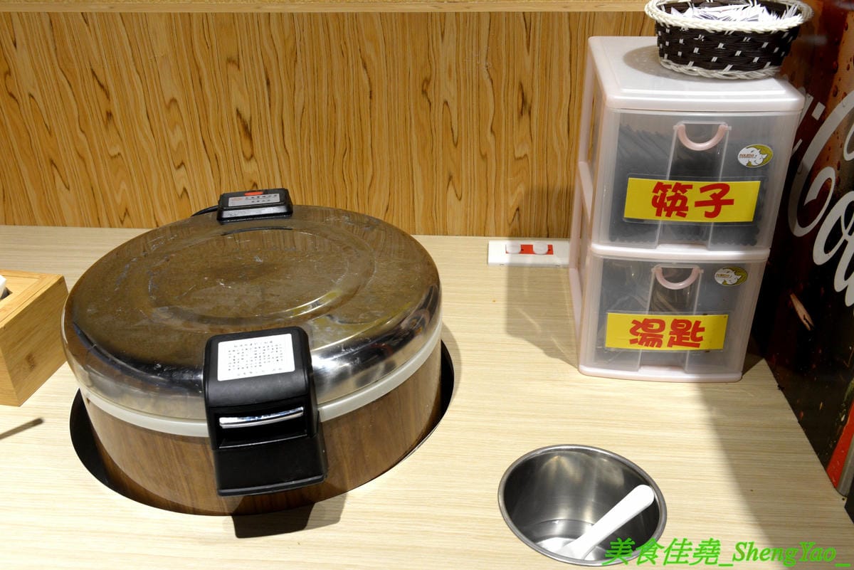 [台中沙鹿]伊藤鍋家 – 沙鹿新品牌連鎖小火鍋,鍋物精緻且平價,價格150元起,用電磁爐非酒精燈,肉品新鮮現切非冷凍捲肉片,店內還有賣多種手搖茶飲、現打果汁和冰沙,湯頭還不錯,韓式辣牛肉鍋有