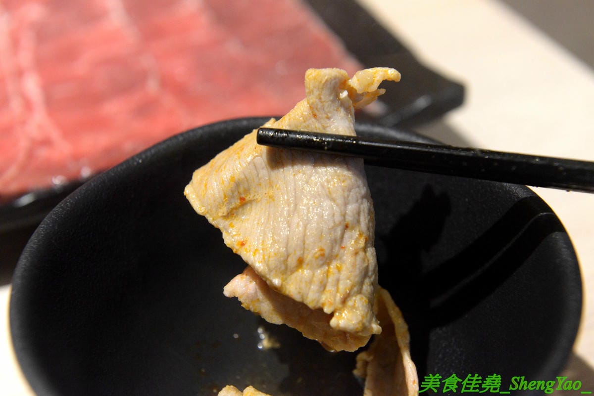 [台中沙鹿]伊藤鍋家 – 沙鹿新品牌連鎖小火鍋,鍋物精緻且平價,價格150元起,用電磁爐非酒精燈,肉品新鮮現切非冷凍捲肉片,店內還有賣多種手搖茶飲、現打果汁和冰沙,湯頭還不錯,韓式辣牛肉鍋有