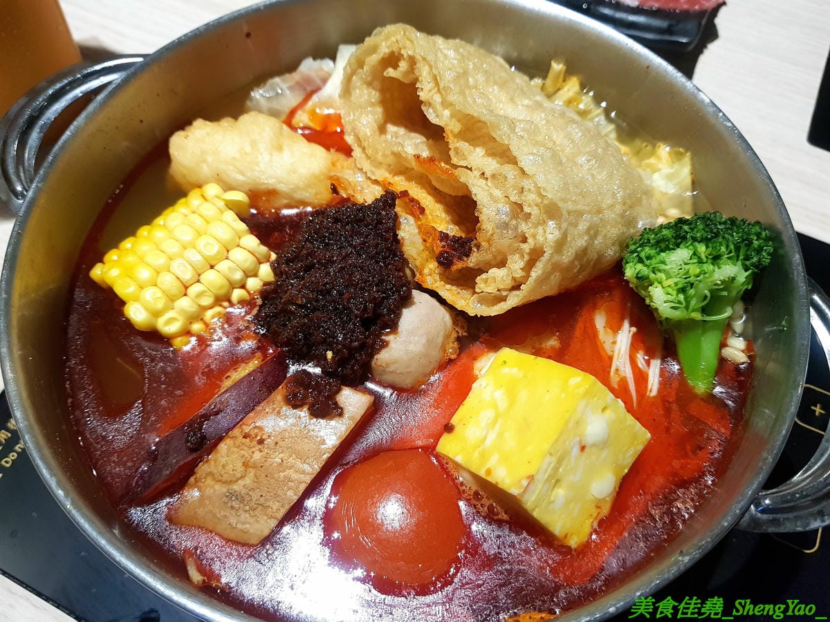 [台中沙鹿]伊藤鍋家 – 沙鹿新品牌連鎖小火鍋,鍋物精緻且平價,價格150元起,用電磁爐非酒精燈,肉品新鮮現切非冷凍捲肉片,店內還有賣多種手搖茶飲、現打果汁和冰沙,湯頭還不錯,韓式辣牛肉鍋有