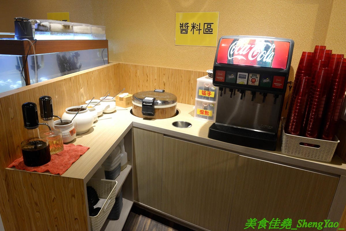 [台中沙鹿]伊藤鍋家 – 沙鹿新品牌連鎖小火鍋,鍋物精緻且平價,價格150元起,用電磁爐非酒精燈,肉品新鮮現切非冷凍捲肉片,店內還有賣多種手搖茶飲、現打果汁和冰沙,湯頭還不錯,韓式辣牛肉鍋有