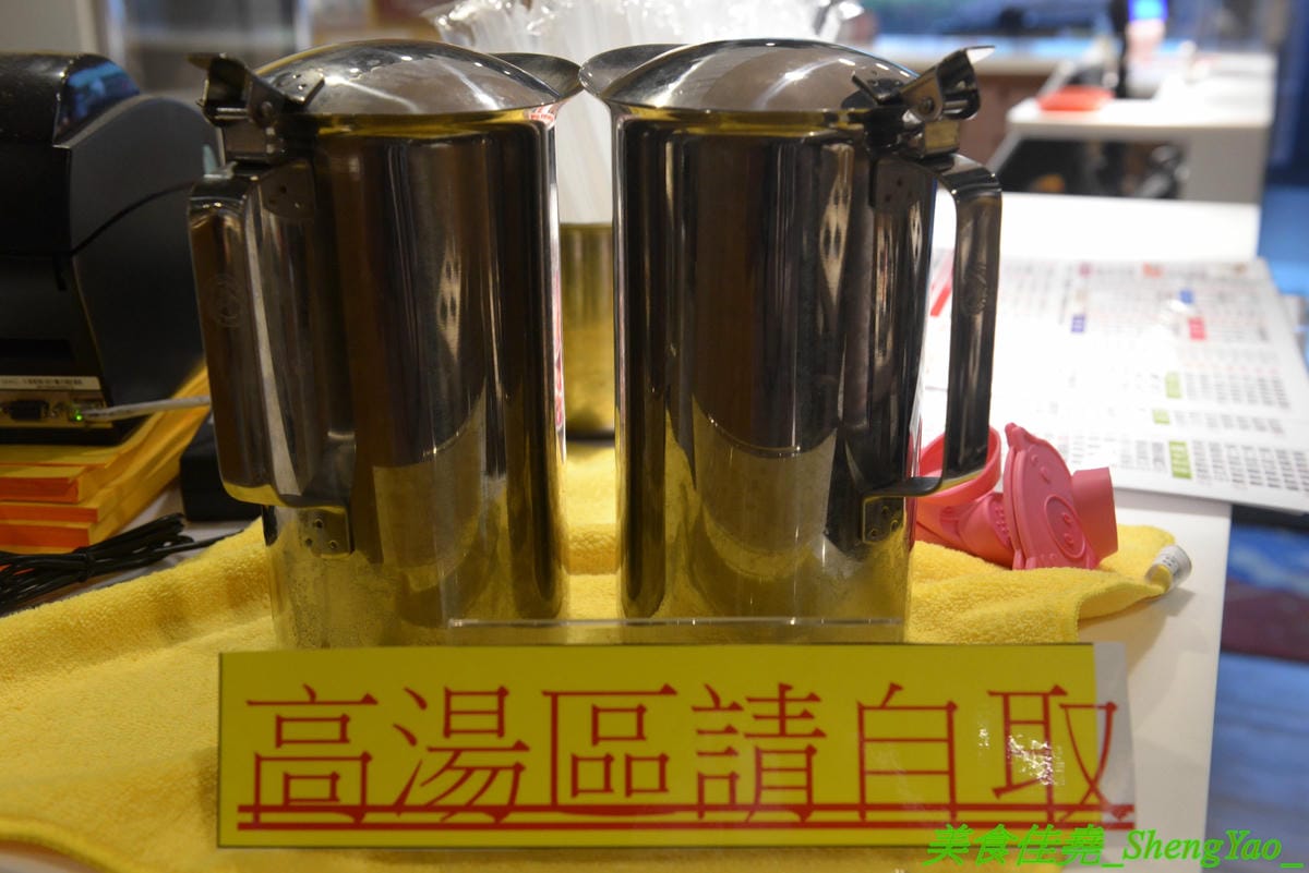 [台中沙鹿]伊藤鍋家 – 沙鹿新品牌連鎖小火鍋,鍋物精緻且平價,價格150元起,用電磁爐非酒精燈,肉品新鮮現切非冷凍捲肉片,店內還有賣多種手搖茶飲、現打果汁和冰沙,湯頭還不錯,韓式辣牛肉鍋有