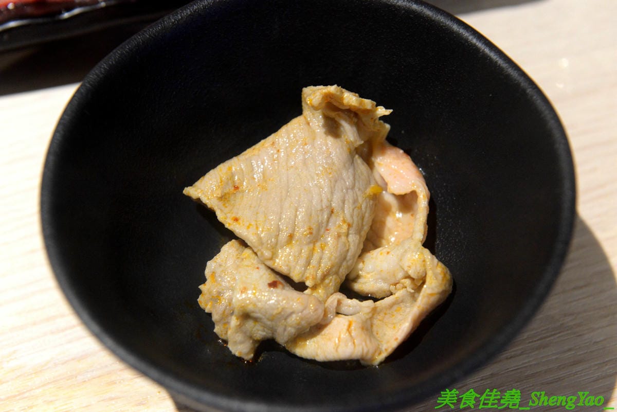 [台中沙鹿]伊藤鍋家 – 沙鹿新品牌連鎖小火鍋,鍋物精緻且平價,價格150元起,用電磁爐非酒精燈,肉品新鮮現切非冷凍捲肉片,店內還有賣多種手搖茶飲、現打果汁和冰沙,湯頭還不錯,韓式辣牛肉鍋有
