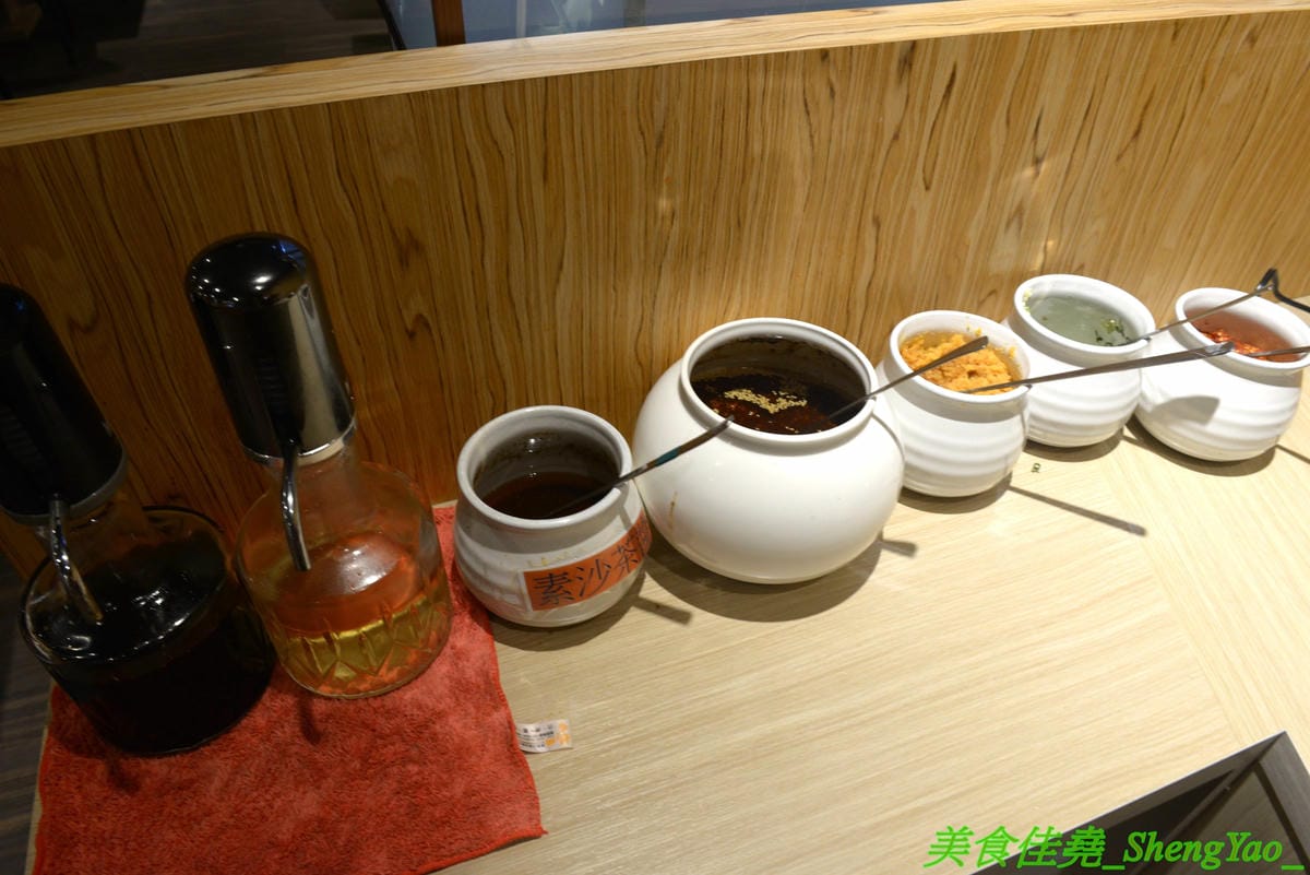 [台中沙鹿]伊藤鍋家 – 沙鹿新品牌連鎖小火鍋,鍋物精緻且平價,價格150元起,用電磁爐非酒精燈,肉品新鮮現切非冷凍捲肉片,店內還有賣多種手搖茶飲、現打果汁和冰沙,湯頭還不錯,韓式辣牛肉鍋有