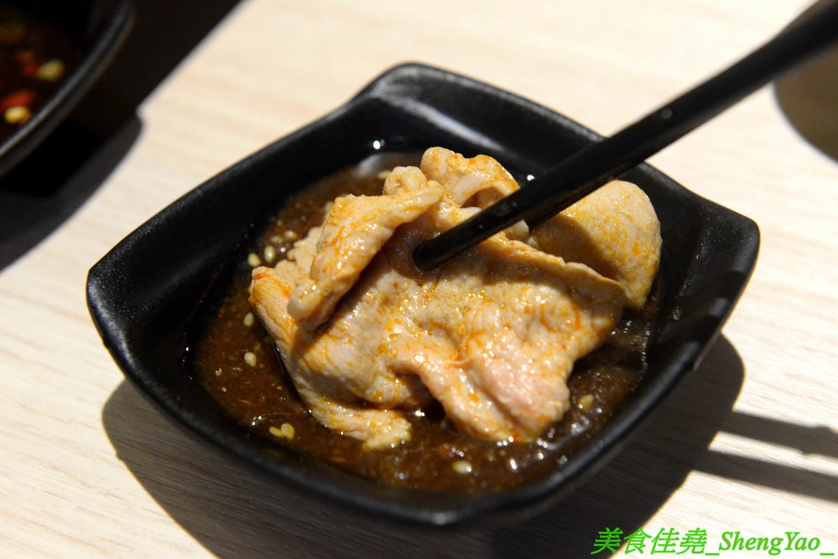 [台中沙鹿]伊藤鍋家 – 沙鹿新品牌連鎖小火鍋,鍋物精緻且平價,價格150元起,用電磁爐非酒精燈,肉品新鮮現切非冷凍捲肉片,店內還有賣多種手搖茶飲、現打果汁和冰沙,湯頭還不錯,韓式辣牛肉鍋有