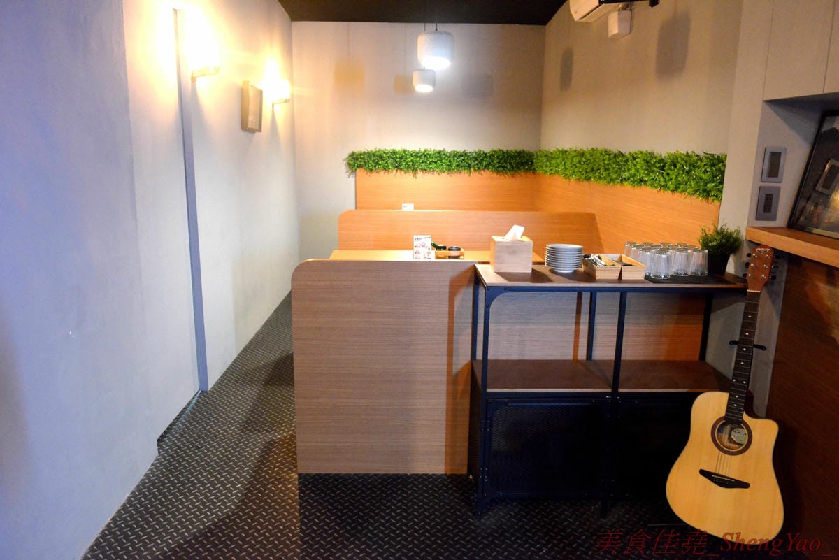 [台中西屯]夜葉食堂 文心店 – 台北三重人氣深夜食堂來台中開二店,價格實惠餐點幾乎都不到百元,招牌明太子白醬烏龍麵、男子漢燒肉丼飯推薦必點,店內還有可以拍照打卡地點和飛鏢機台,開到