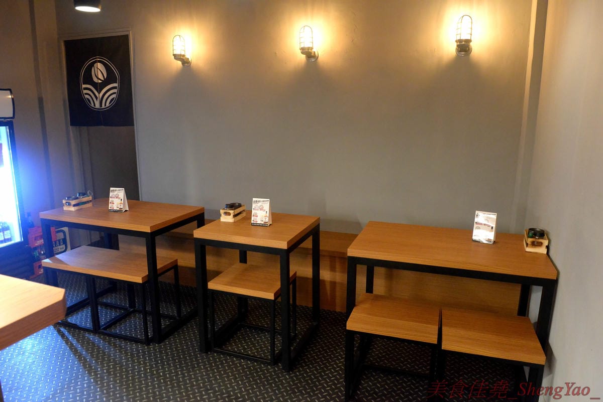 [台中西屯]夜葉食堂 文心店 – 台北三重人氣深夜食堂來台中開二店,價格實惠餐點幾乎都不到百元,招牌明太子白醬烏龍麵、男子漢燒肉丼飯推薦必點,店內還有可以拍照打卡地點和飛鏢機台,開到