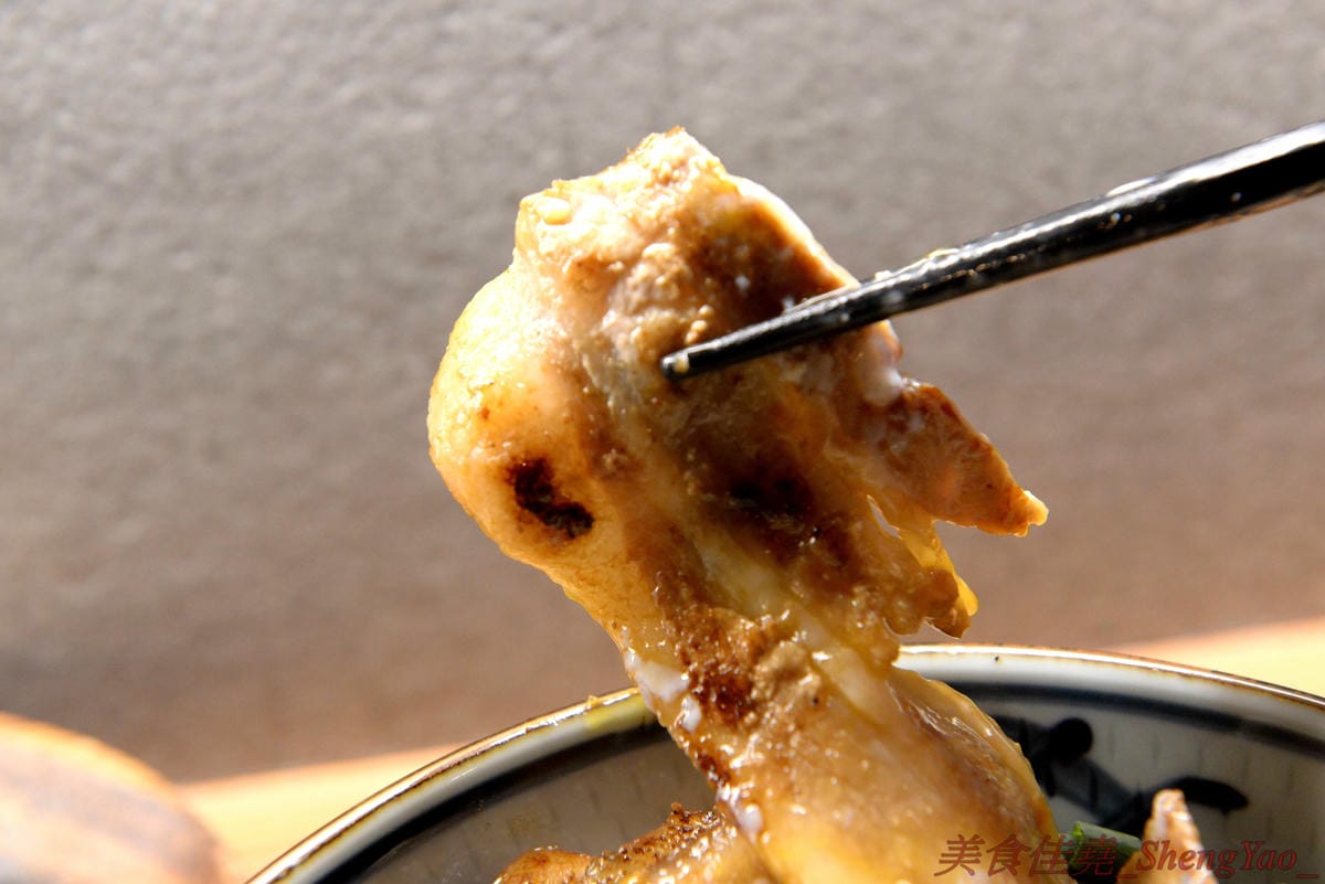 [台中西屯]夜葉食堂 文心店 – 台北三重人氣深夜食堂來台中開二店,價格實惠餐點幾乎都不到百元,招牌明太子白醬烏龍麵、男子漢燒肉丼飯推薦必點,店內還有可以拍照打卡地點和飛鏢機台,開到
