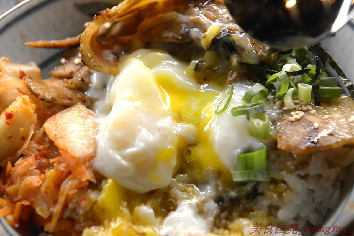 [台中西屯]夜葉食堂 文心店 – 台北三重人氣深夜食堂來台中開二店,價格實惠餐點幾乎都不到百元,招牌明太子白醬烏龍麵、男子漢燒肉丼飯推薦必點,店內還有可以拍照打卡地點和飛鏢機台,開到
