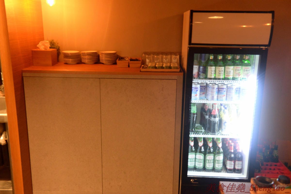 [台中西屯]夜葉食堂 文心店 – 台北三重人氣深夜食堂來台中開二店,價格實惠餐點幾乎都不到百元,招牌明太子白醬烏龍麵、男子漢燒肉丼飯推薦必點,店內還有可以拍照打卡地點和飛鏢機台,開到