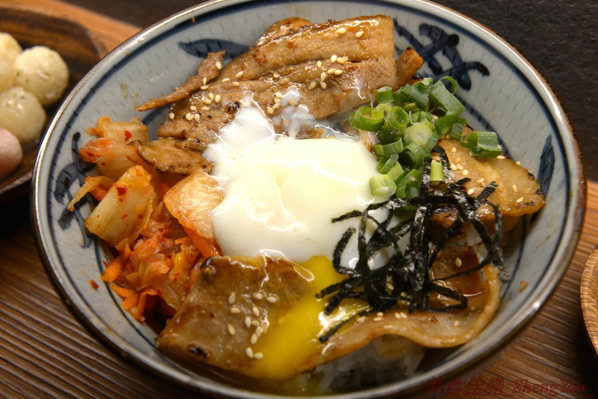 [台中西屯]夜葉食堂 文心店 – 台北三重人氣深夜食堂來台中開二店,價格實惠餐點幾乎都不到百元,招牌明太子白醬烏龍麵、男子漢燒肉丼飯推薦必點,店內還有可以拍照打卡地點和飛鏢機台,開到