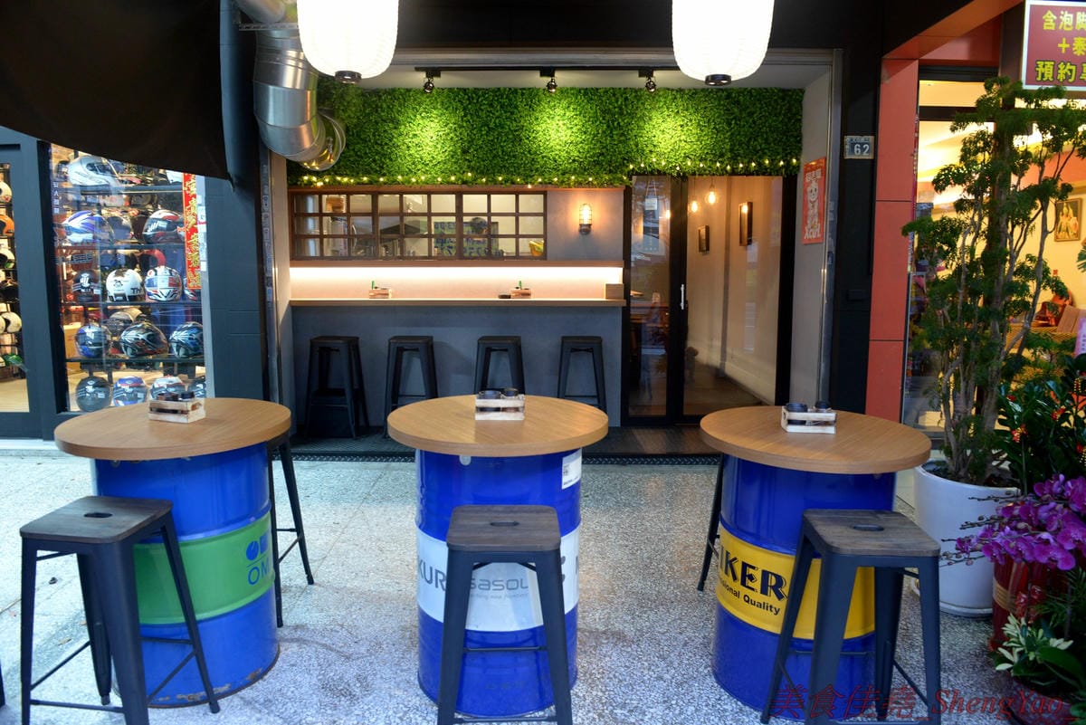 [台中西屯]夜葉食堂 文心店 – 台北三重人氣深夜食堂來台中開二店,價格實惠餐點幾乎都不到百元,招牌明太子白醬烏龍麵、男子漢燒肉丼飯推薦必點,店內還有可以拍照打卡地點和飛鏢機台,開到
