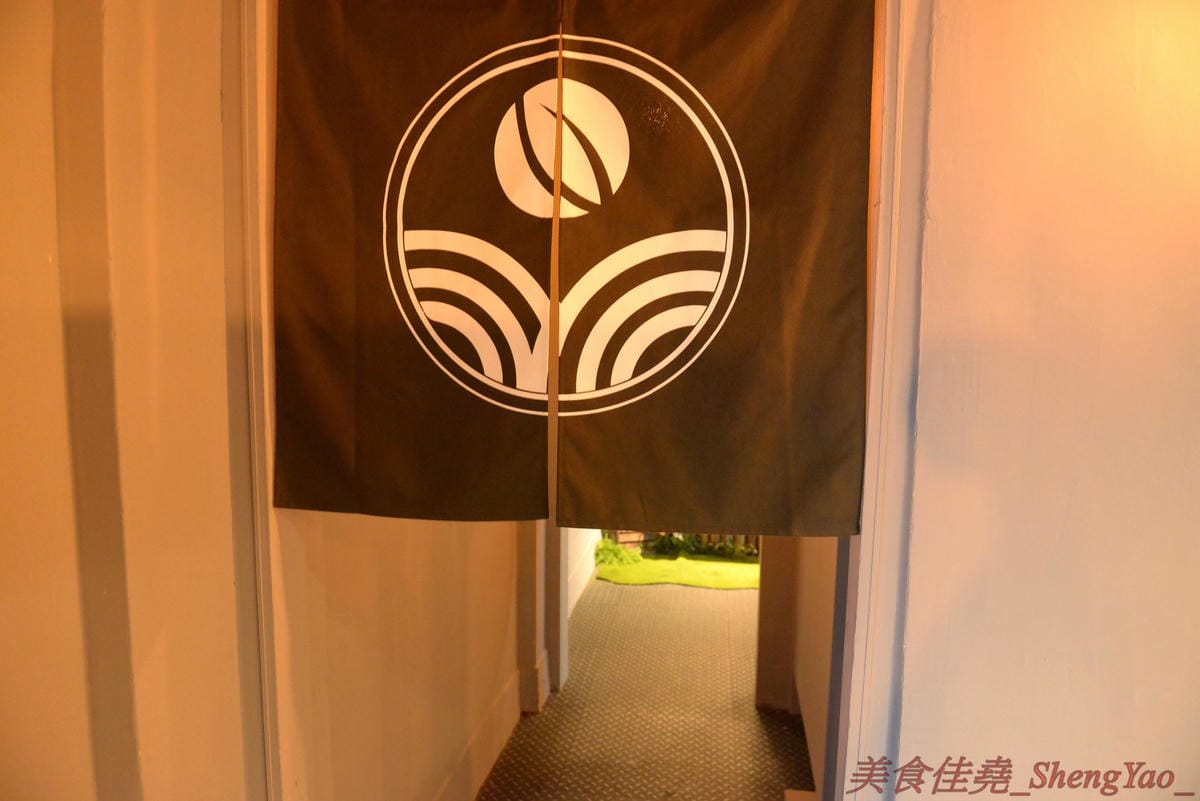 [台中西屯]夜葉食堂 文心店 – 台北三重人氣深夜食堂來台中開二店,價格實惠餐點幾乎都不到百元,招牌明太子白醬烏龍麵、男子漢燒肉丼飯推薦必點,店內還有可以拍照打卡地點和飛鏢機台,開到