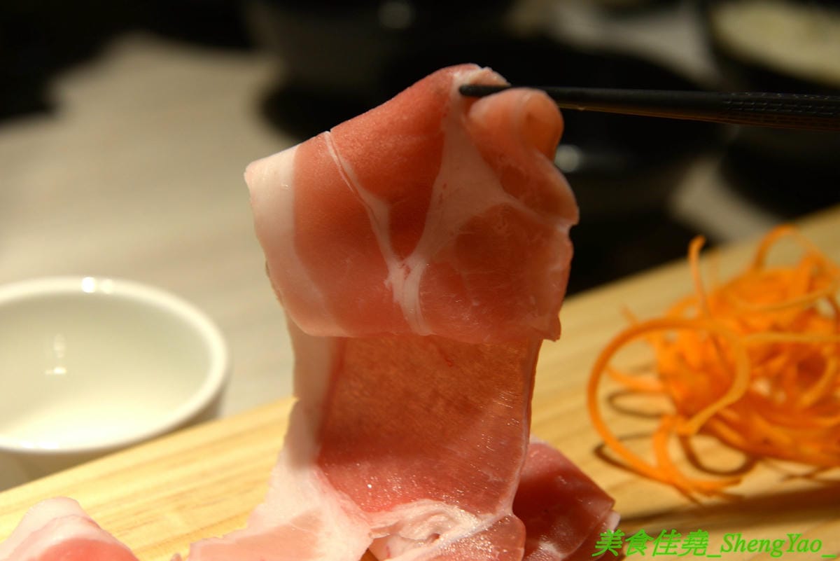 [台中西屯]愛食鍋 – 高雄人氣麻辣鴛鴦鍋進軍台中首家分店,道地四川巴蜀味的招牌麻辣湯頭又香又麻,還有萌到不行的獨家南瓜熊熊磚也超吸睛,肉盤長度和桌子差不多寬,超狂超霸氣,份量兩三人