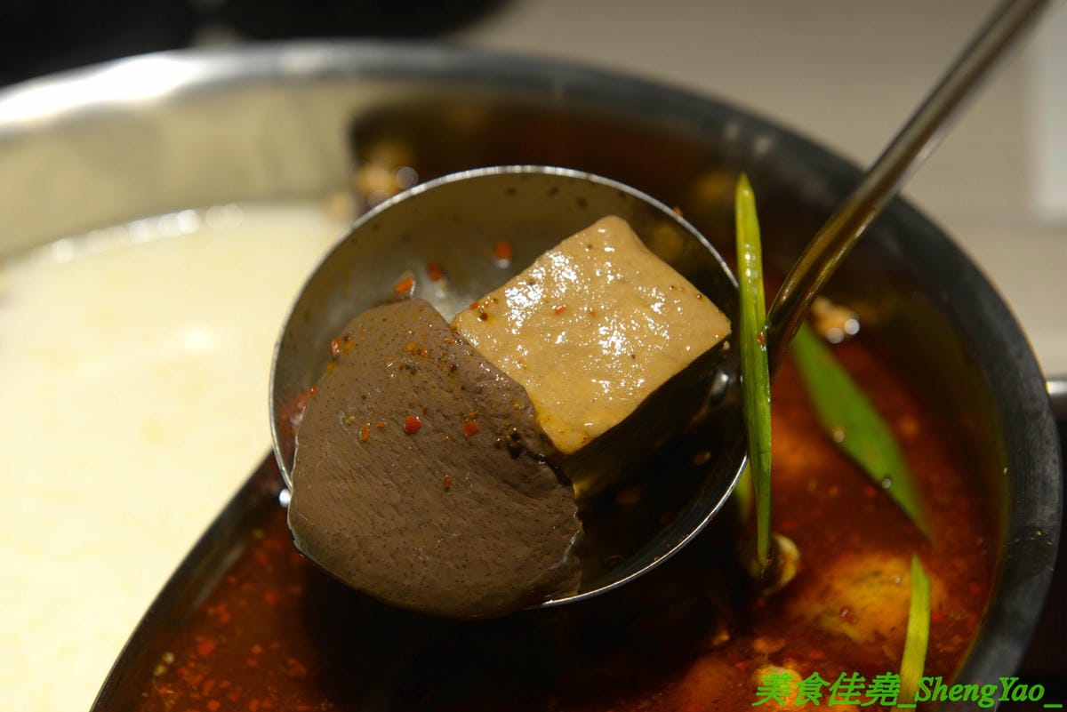 [台中西屯]愛食鍋 – 高雄人氣麻辣鴛鴦鍋進軍台中首家分店,道地四川巴蜀味的招牌麻辣湯頭又香又麻,還有萌到不行的獨家南瓜熊熊磚也超吸睛,肉盤長度和桌子差不多寬,超狂超霸氣,份量兩三人