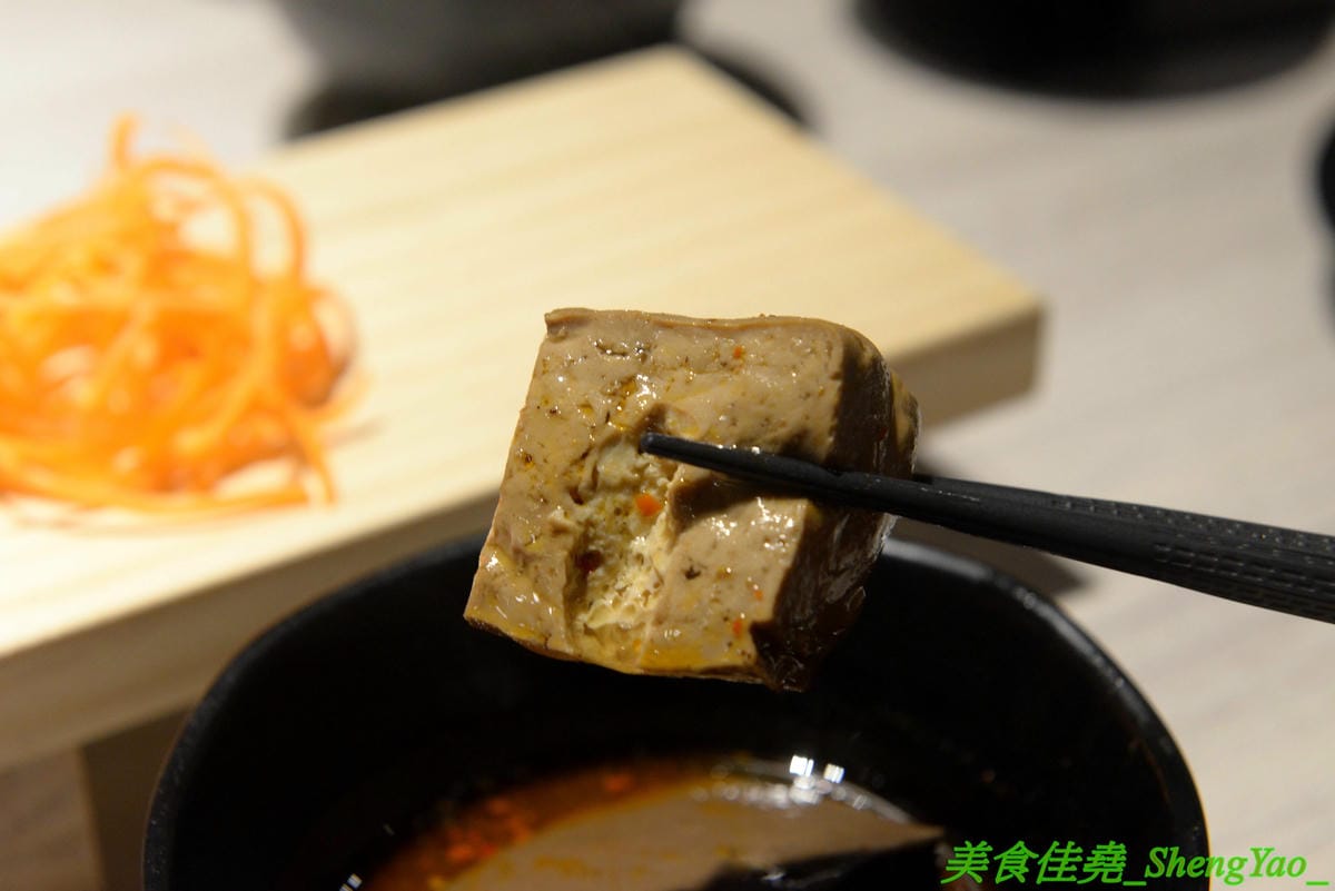 [台中西屯]愛食鍋 – 高雄人氣麻辣鴛鴦鍋進軍台中首家分店,道地四川巴蜀味的招牌麻辣湯頭又香又麻,還有萌到不行的獨家南瓜熊熊磚也超吸睛,肉盤長度和桌子差不多寬,超狂超霸氣,份量兩三人