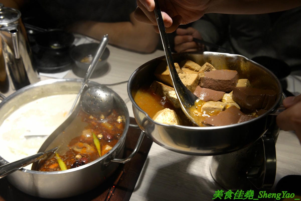 [台中西屯]愛食鍋 – 高雄人氣麻辣鴛鴦鍋進軍台中首家分店,道地四川巴蜀味的招牌麻辣湯頭又香又麻,還有萌到不行的獨家南瓜熊熊磚也超吸睛,肉盤長度和桌子差不多寬,超狂超霸氣,份量兩三人
