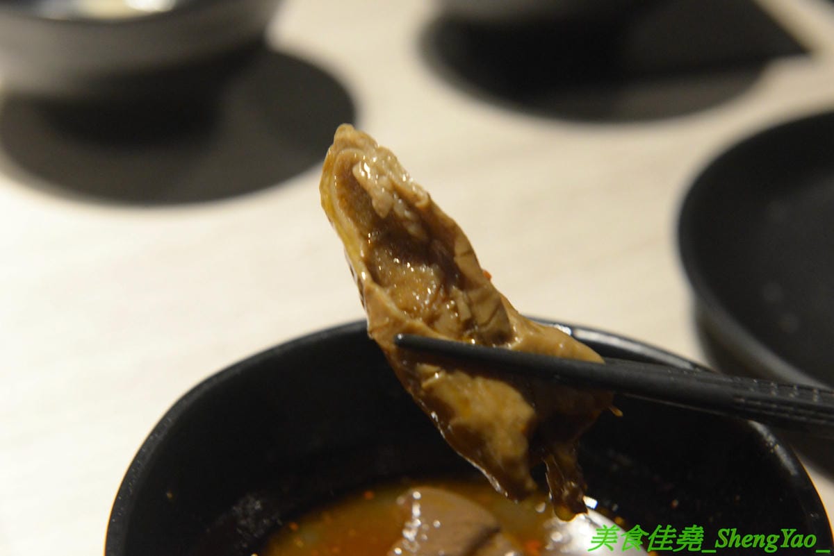 [台中西屯]愛食鍋 – 高雄人氣麻辣鴛鴦鍋進軍台中首家分店,道地四川巴蜀味的招牌麻辣湯頭又香又麻,還有萌到不行的獨家南瓜熊熊磚也超吸睛,肉盤長度和桌子差不多寬,超狂超霸氣,份量兩三人