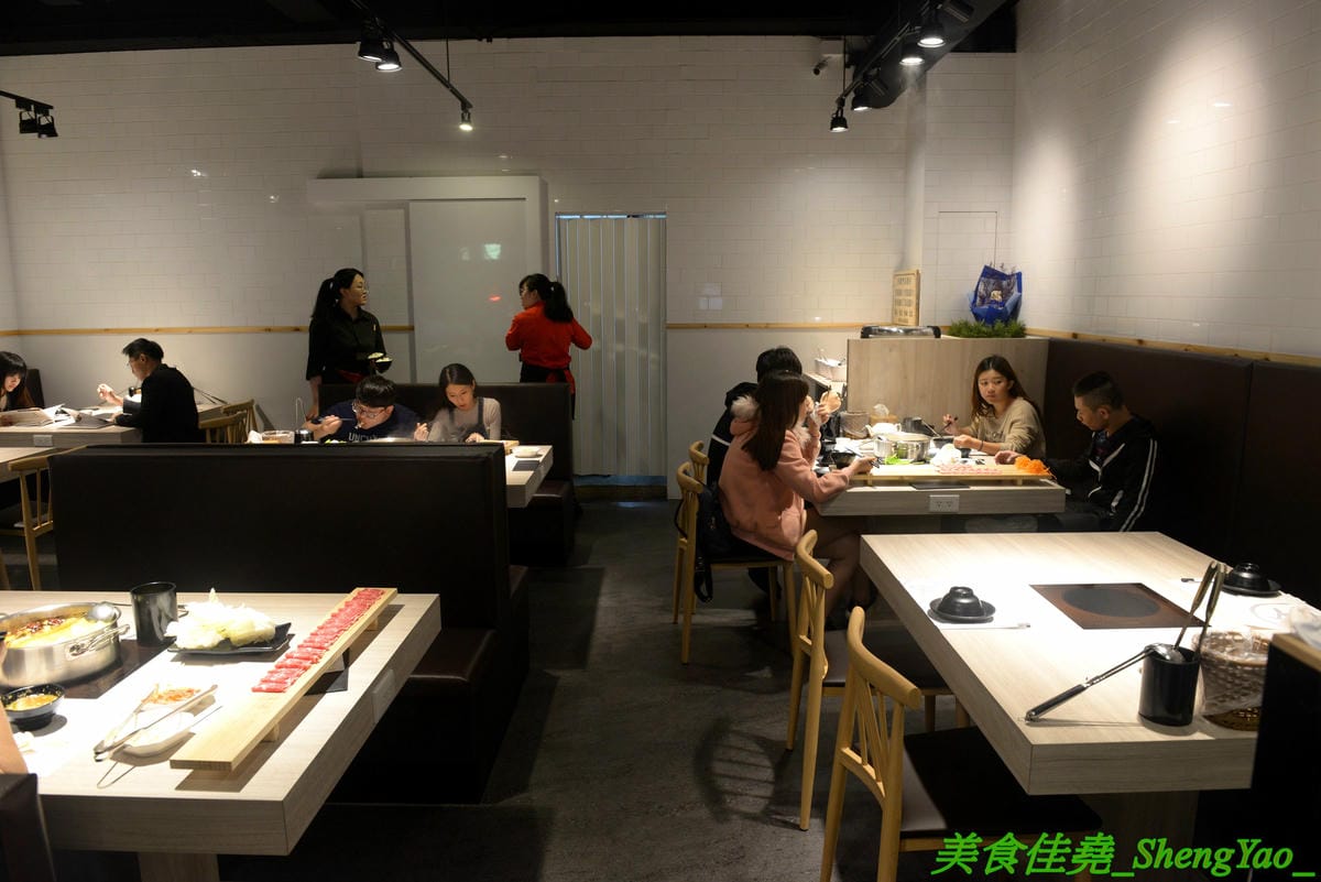 [台中西屯]愛食鍋 – 高雄人氣麻辣鴛鴦鍋進軍台中首家分店,道地四川巴蜀味的招牌麻辣湯頭又香又麻,還有萌到不行的獨家南瓜熊熊磚也超吸睛,肉盤長度和桌子差不多寬,超狂超霸氣,份量兩三人