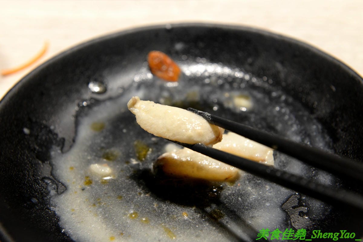 [台中西屯]愛食鍋 – 高雄人氣麻辣鴛鴦鍋進軍台中首家分店,道地四川巴蜀味的招牌麻辣湯頭又香又麻,還有萌到不行的獨家南瓜熊熊磚也超吸睛,肉盤長度和桌子差不多寬,超狂超霸氣,份量兩三人