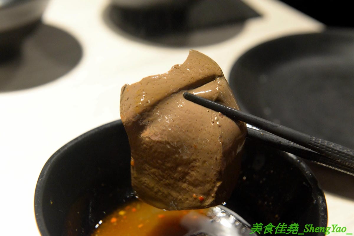 [台中西屯]愛食鍋 – 高雄人氣麻辣鴛鴦鍋進軍台中首家分店,道地四川巴蜀味的招牌麻辣湯頭又香又麻,還有萌到不行的獨家南瓜熊熊磚也超吸睛,肉盤長度和桌子差不多寬,超狂超霸氣,份量兩三人