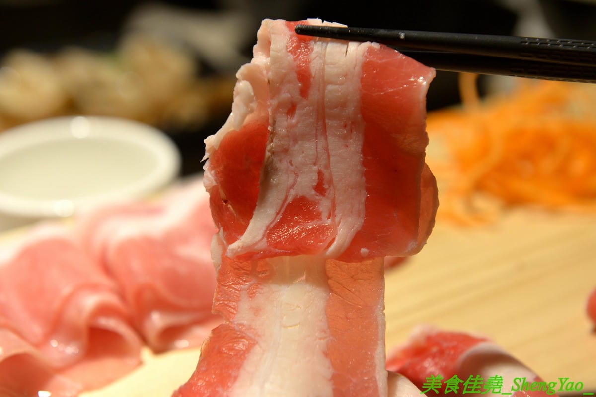 [台中西屯]愛食鍋 – 高雄人氣麻辣鴛鴦鍋進軍台中首家分店,道地四川巴蜀味的招牌麻辣湯頭又香又麻,還有萌到不行的獨家南瓜熊熊磚也超吸睛,肉盤長度和桌子差不多寬,超狂超霸氣,份量兩三人