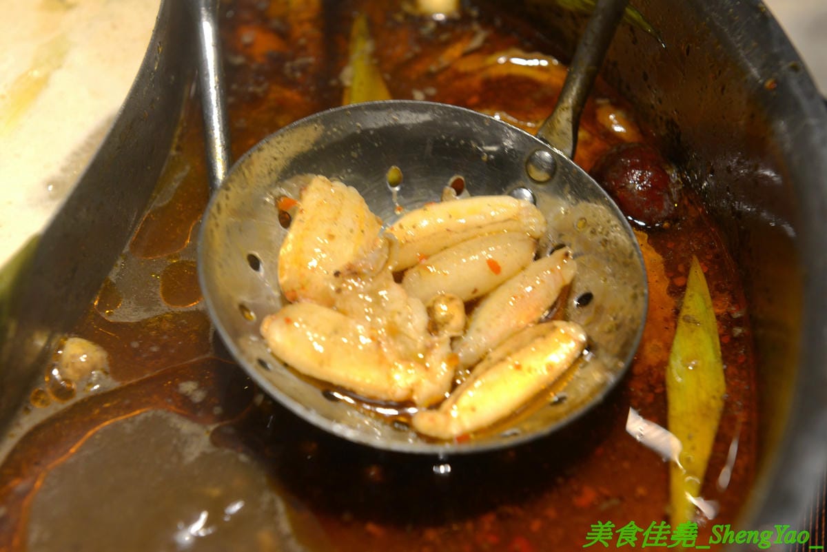 [台中西屯]愛食鍋 – 高雄人氣麻辣鴛鴦鍋進軍台中首家分店,道地四川巴蜀味的招牌麻辣湯頭又香又麻,還有萌到不行的獨家南瓜熊熊磚也超吸睛,肉盤長度和桌子差不多寬,超狂超霸氣,份量兩三人
