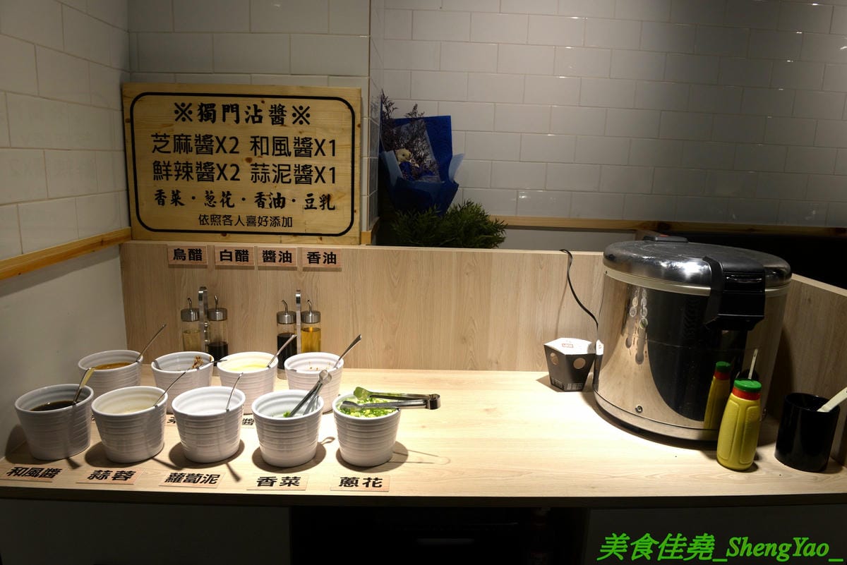 [台中西屯]愛食鍋 – 高雄人氣麻辣鴛鴦鍋進軍台中首家分店,道地四川巴蜀味的招牌麻辣湯頭又香又麻,還有萌到不行的獨家南瓜熊熊磚也超吸睛,肉盤長度和桌子差不多寬,超狂超霸氣,份量兩三人