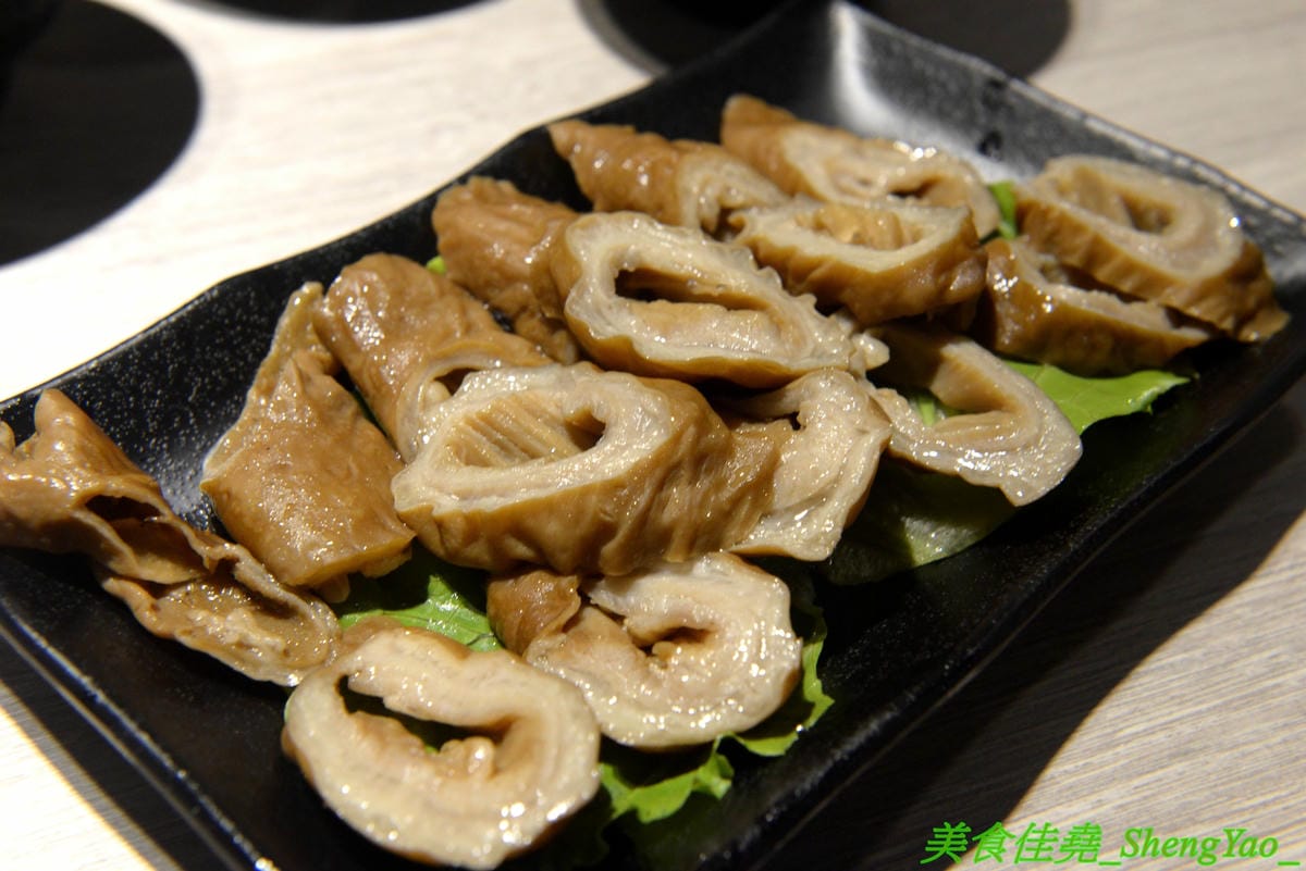 [台中西屯]愛食鍋 – 高雄人氣麻辣鴛鴦鍋進軍台中首家分店,道地四川巴蜀味的招牌麻辣湯頭又香又麻,還有萌到不行的獨家南瓜熊熊磚也超吸睛,肉盤長度和桌子差不多寬,超狂超霸氣,份量兩三人