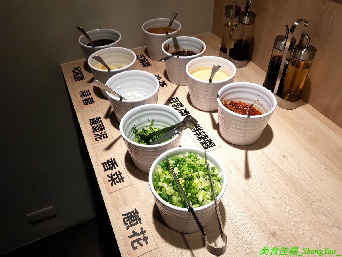 [台中西屯]愛食鍋 – 高雄人氣麻辣鴛鴦鍋進軍台中首家分店,道地四川巴蜀味的招牌麻辣湯頭又香又麻,還有萌到不行的獨家南瓜熊熊磚也超吸睛,肉盤長度和桌子差不多寬,超狂超霸氣,份量兩三人