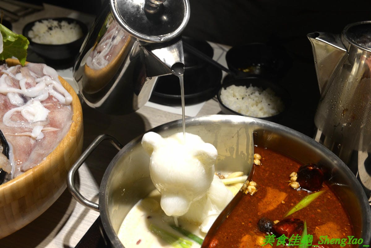 [台中西屯]愛食鍋 – 高雄人氣麻辣鴛鴦鍋進軍台中首家分店,道地四川巴蜀味的招牌麻辣湯頭又香又麻,還有萌到不行的獨家南瓜熊熊磚也超吸睛,肉盤長度和桌子差不多寬,超狂超霸氣,份量兩三人