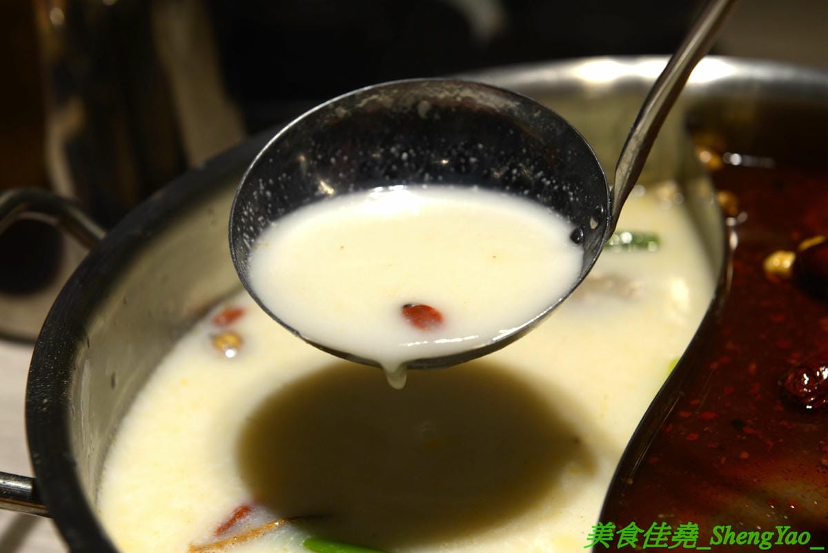 [台中西屯]愛食鍋 – 高雄人氣麻辣鴛鴦鍋進軍台中首家分店,道地四川巴蜀味的招牌麻辣湯頭又香又麻,還有萌到不行的獨家南瓜熊熊磚也超吸睛,肉盤長度和桌子差不多寬,超狂超霸氣,份量兩三人