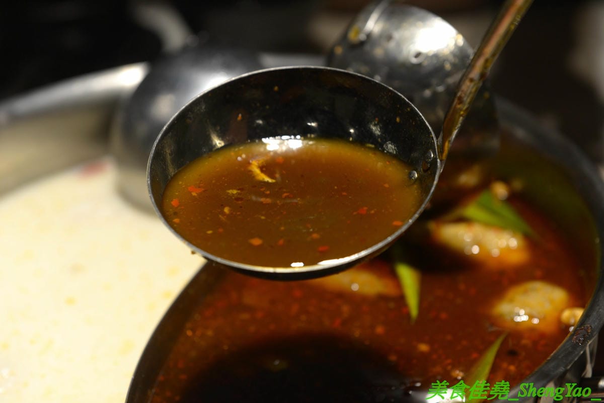 [台中西屯]愛食鍋 – 高雄人氣麻辣鴛鴦鍋進軍台中首家分店,道地四川巴蜀味的招牌麻辣湯頭又香又麻,還有萌到不行的獨家南瓜熊熊磚也超吸睛,肉盤長度和桌子差不多寬,超狂超霸氣,份量兩三人