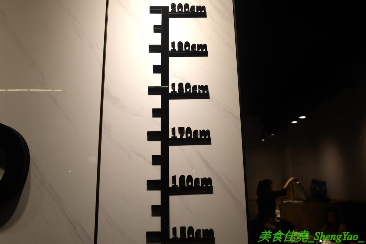 [台中西屯]愛食鍋 – 高雄人氣麻辣鴛鴦鍋進軍台中首家分店,道地四川巴蜀味的招牌麻辣湯頭又香又麻,還有萌到不行的獨家南瓜熊熊磚也超吸睛,肉盤長度和桌子差不多寬,超狂超霸氣,份量兩三人