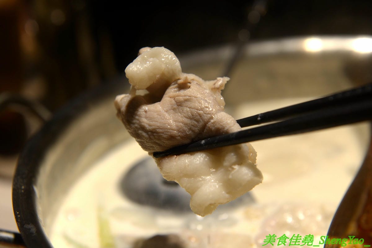 [台中西屯]愛食鍋 – 高雄人氣麻辣鴛鴦鍋進軍台中首家分店,道地四川巴蜀味的招牌麻辣湯頭又香又麻,還有萌到不行的獨家南瓜熊熊磚也超吸睛,肉盤長度和桌子差不多寬,超狂超霸氣,份量兩三人