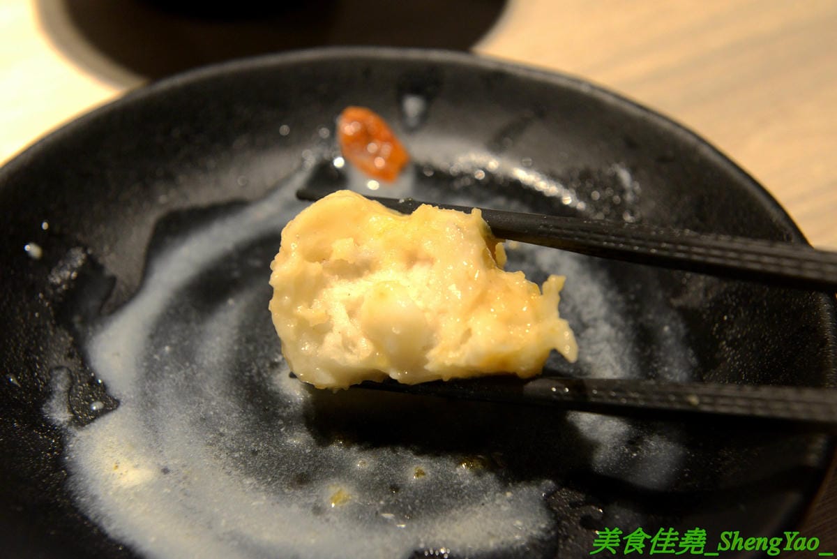 [台中西屯]愛食鍋 – 高雄人氣麻辣鴛鴦鍋進軍台中首家分店,道地四川巴蜀味的招牌麻辣湯頭又香又麻,還有萌到不行的獨家南瓜熊熊磚也超吸睛,肉盤長度和桌子差不多寬,超狂超霸氣,份量兩三人