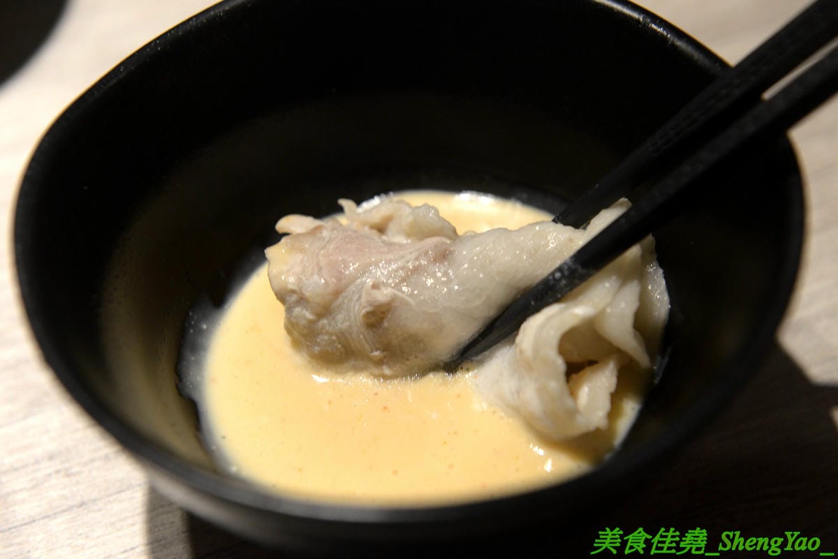 [台中西屯]愛食鍋 – 高雄人氣麻辣鴛鴦鍋進軍台中首家分店,道地四川巴蜀味的招牌麻辣湯頭又香又麻,還有萌到不行的獨家南瓜熊熊磚也超吸睛,肉盤長度和桌子差不多寬,超狂超霸氣,份量兩三人