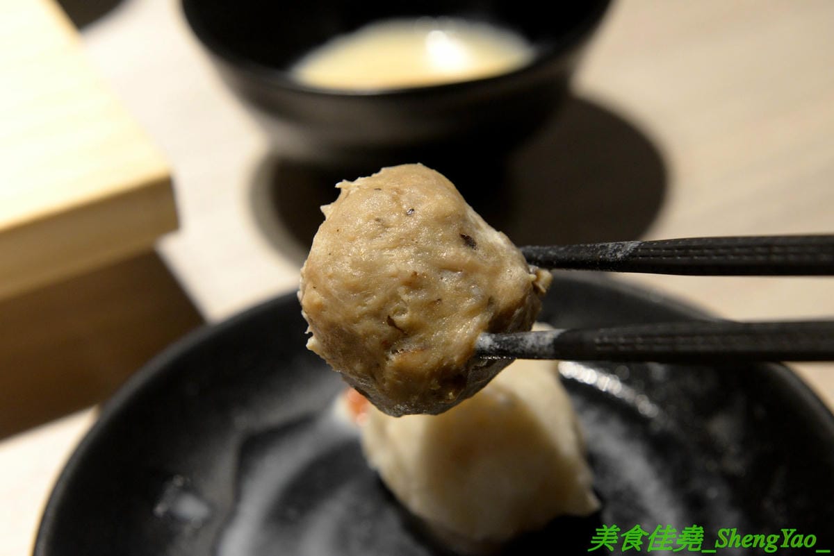 [台中西屯]愛食鍋 – 高雄人氣麻辣鴛鴦鍋進軍台中首家分店,道地四川巴蜀味的招牌麻辣湯頭又香又麻,還有萌到不行的獨家南瓜熊熊磚也超吸睛,肉盤長度和桌子差不多寬,超狂超霸氣,份量兩三人